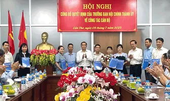 Ban Nội chính Thành ủy trao quyết định bổ nhiệm các trưởng, phó phòng