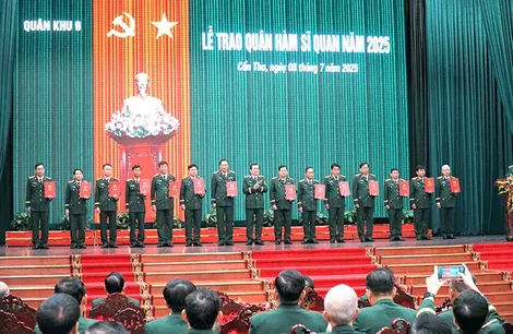 Quân khu 9 tổ chức Lễ trao quân hàm sĩ quan năm 2025