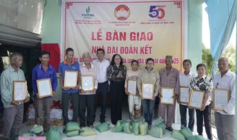 Bàn giao nhà Đại đoàn kết ở xã Đông Thuận