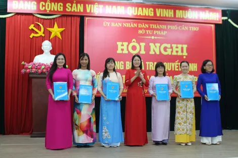 Sở Tư pháp Cần Thơ trao quyết định bổ nhiệm các trưởng phòng, Trung tâm trực thuộc