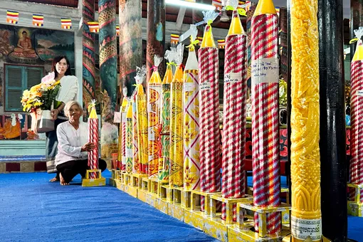 Sôi động thị trường đèn cầy lớn trong mùa nhập hạ Sôi động thị trường đèn cầy lớn trong mùa nhập hạ