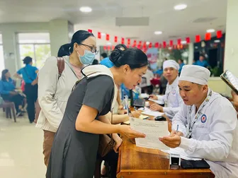 Cán bộ, viên chức tham gia hiến máu tình nguyện