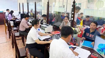 Trung tâm Phục vụ hành chính công xã Đông Thuận hoàn thành niêm yết thủ tục hành chính bằng mã QR