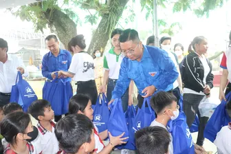 "Nụ cười cho em" đến với trẻ em có hoàn cảnh khó khăn ở xã Hòa An