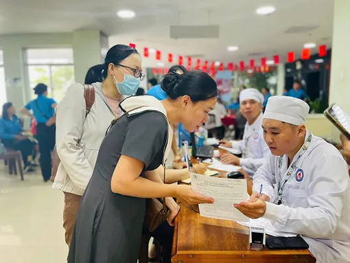 Cán bộ, viên chức tham gia hiến máu tình nguyện