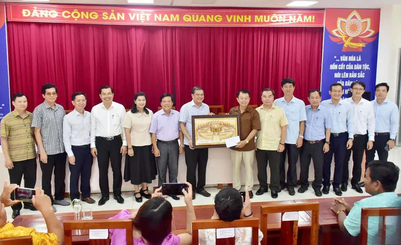 Lãnh đạo Sở Văn hóa, Thể thao và Du lịch TP Cần Thơ thăm, làm việc với Đoàn Nghệ thuật Khmer Lãnh đạo Sở Văn hóa, Thể thao và Du lịch TP Cần Thơ thăm, làm việc với Đoàn Nghệ thuật Khmer