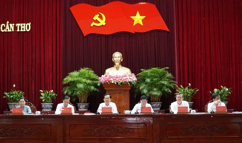 Tập trung cao độ cho phát triển kinh tế - xã hội thành phố Tập trung cao độ cho phát triển kinh tế - xã hội thành phố