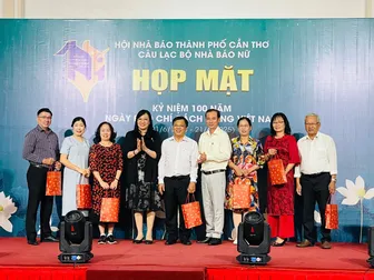 Họp mặt Câu lạc bộ Nhà báo nữ TP Cần Thơ