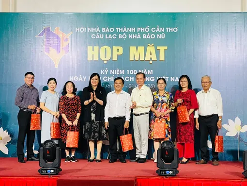 Họp mặt Câu lạc bộ Nhà báo nữ TP Cần Thơ