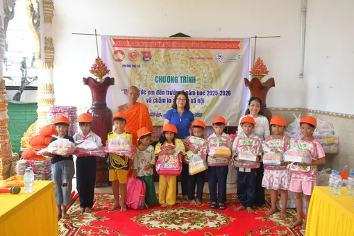 Gần 160 phần quà được trao cho người dân và các em học sinh có hoàn cảnh khó khăn Gần 160 phần quà được trao cho người dân và các em học sinh có hoàn cảnh khó khăn