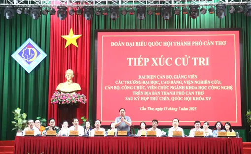 Thủ tướng Phạm Minh Chính tiếp xúc cử tri là đại diện giảng viên, cán bộ, công chức, viên chức ngành khoa học công nghệ trên địa bàn TP Cần Thơ