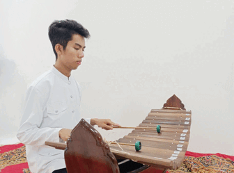 ថាច់​ញ៉ឹក​ហាវ ជក់​ចិត្ត​នឹង​ភ្លេង​ប្រ​ពៃ​ណី