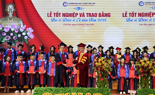 Trường Đại học Y Dược Cần Thơ trao bằng tốt nghiệp cho 1.560 tân khoa