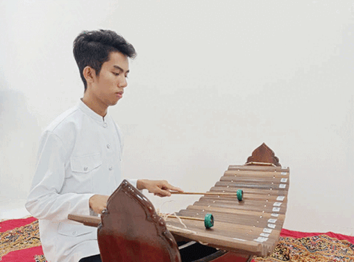 ថាច់​ញ៉ឹក​ហាវ ជក់​ចិត្ត​នឹង​ភ្លេង​ប្រ​ពៃ​ណី