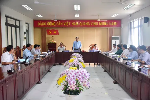 Phó Chủ tịch UBND TP Cần Thơ Vương Quốc Nam kiểm tra tình hình hoạt động tại xã Phú Tâm