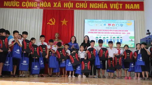 Thành đoàn phối hợp tặng học bổng cho học sinh và khám bệnh, cấp thuốc miễn phí