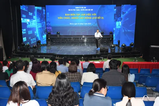 Lãnh đạo Báo và Phát thanh, Truyền hình Cần Thơ làm việc với cán bộ, viên chức, người lao động tại cơ sở 3