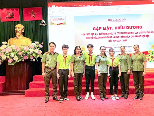 Chương trình “Mẹ đỡ đầu” có 3 gương hiếu học được Bộ Công an biểu dương