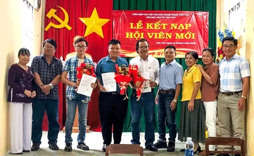 Hai sinh viên trở thành tân hội viên Hội Nhà văn TP Cần Thơ
