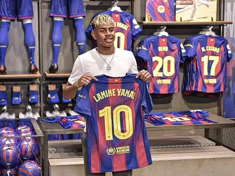 Yamal nhận áo đấu huyền thoại của Barcelona