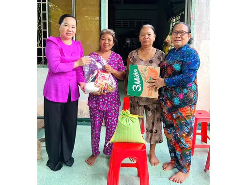 Thăm, tặng quà hội viên phụ nữ yếu thế Thăm, tặng quà hội viên phụ nữ yếu thế