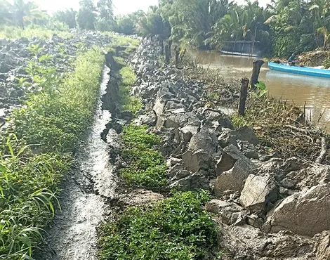 Sạt lở đất ở xã Phú Hữu