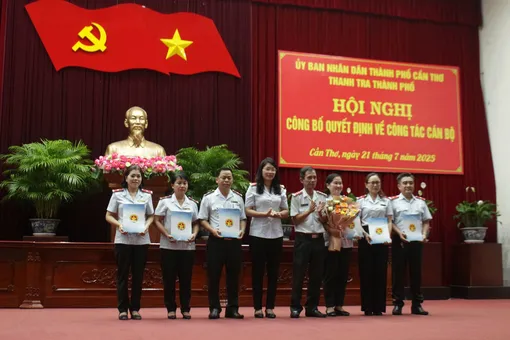 Thanh tra TP Cần Thơ công bố quyết định tổ chức, cán bộ