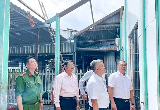 Lãnh đạo thành phố thăm hỏi, động viên, hỗ trợ gia đình bị thiệt hại nhà cửa do mưa, giông