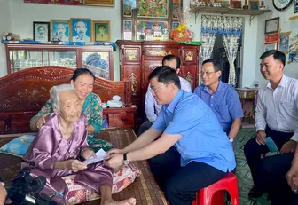 Lãnh đạo thành phố thăm, tặng quà cho người có công với cách mạng tại xã Hòa An