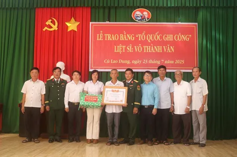 Trao Bằng “Tổ quốc ghi công” liệt sĩ Võ Thành Văn