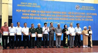 Bệnh viện Đa khoa Hòa Hảo - Medic Cần Thơ khám bệnh, tặng quà cho gia đình chính sách