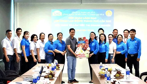 Lãnh đạo LÐLÐ TP Cần Thơ làm việc với Công đoàn cơ sở Công ty TNHH Lạc Tỷ II