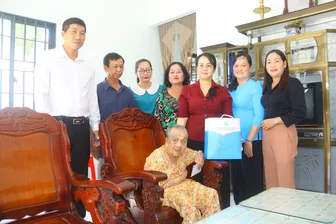 Thăm, tặng quà gia đình chính sách trên địa bàn phường Vị Tân