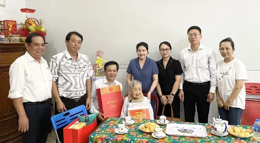 Đoàn lãnh đạo Trung ương thăm, tặng quà người có công với cách mạng Đoàn lãnh đạo Trung ương thăm, tặng quà người có công với cách mạng