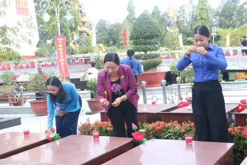 Tuổi trẻ TP Cần Thơ "Thắp nến tri ân các anh hùng, liệt sĩ" Tuổi trẻ TP Cần Thơ "Thắp nến tri ân các anh hùng, liệt sĩ"