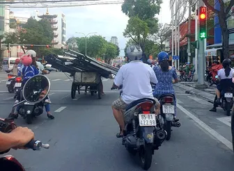 Cần xử lý nghiêm tình trạng chở hàng cồng kềnh gây nguy hiểm