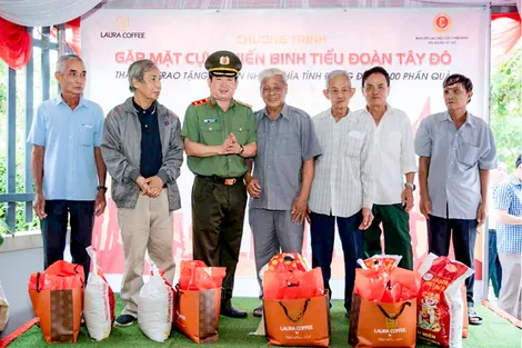 Tặng quà các gia đình chính sách thuộc Tiểu đoàn Tây Đô và người dân hoàn cảnh khó khăn