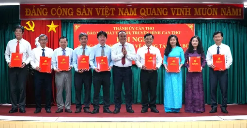 Thành lập và bổ nhiệm cán bộ lãnh đạo 13 phòng chuyên môn của Báo và Phát thanh, Truyền hình Cần Thơ Thành lập và bổ nhiệm cán bộ lãnh đạo 13 phòng chuyên môn của Báo và Phát thanh, Truyền hình Cần Thơ