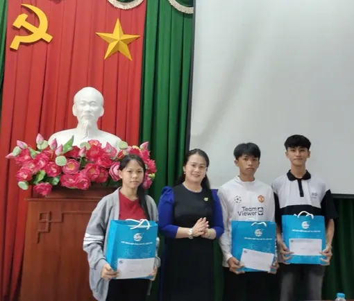 Hội LHPN TP Cần Thơ tổ chức gặp mặt, tặng quà cho trẻ mồ côi do đại dịch COVID-19 Hội LHPN TP Cần Thơ tổ chức gặp mặt, tặng quà cho trẻ mồ côi do đại dịch COVID-19