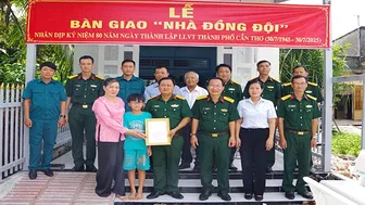 Trao tặng “Nhà đồng đội” của Bộ Quốc phòng