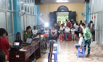 Làm việc với người phụ nữ dùng vé số và tiền để trao đổi lượt số thứ tự làm căn cước