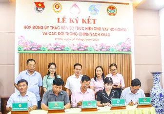 Phòng giao dịch Ngân hàng chính sách xã hội Hậu Giang ký kết hợp đồng ủy thác cho vay với 3 xã, phường