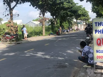 Một người đi xe máy nghi tự ngã, tử vong trên đường Nguyễn Huệ