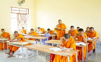 សាលា​ពុទ្ធិ​កមធ្យម​សិក្សា​បឋម​ភូមិ​ ជាថ្នា​លបណ្តុះ​បណ្តា​ល​បញ្ញវន្ត​សង្ឃ​ខ្មែរ​