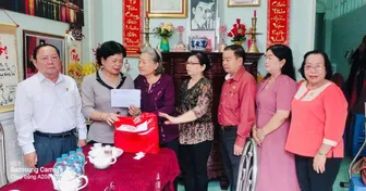 Thăm, trao quà tặng nạn nhân chất độc da cam