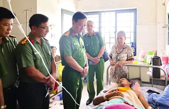 Lãnh đạo Công an thành phố thăm hỏi thành viên Tổ an ninh trật tự cơ sở bị thương khi làm nhiệm vụ