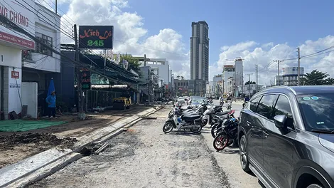 Người dân bức xúc vì tuyến đường Trần Văn Hoài thi công ì ạch