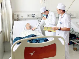 Phẫu thuật nội soi lồng ngực điều trị viêm mủ khoang màng ngoài tim cho cụ ông ở Cần Thơ