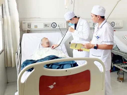 Phẫu thuật nội soi lồng ngực điều trị viêm mủ khoang màng ngoài tim cho cụ ông ở Cần Thơ
