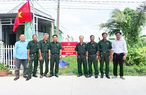 Cựu chiến binh Cờ Đỏ tham gia đảm bảo an toàn giao thông